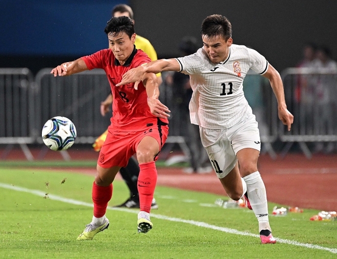 27일 중국 저장성 진화시 스포츠센터 스타디움에서 열린 2022 항저우 아시안게임 남자 축구 16강전 대한민국과 키르기스스탄의 경기에서 백승호가 볼경합을 하고 있다. 2023.9.27 진화 오장환 기자