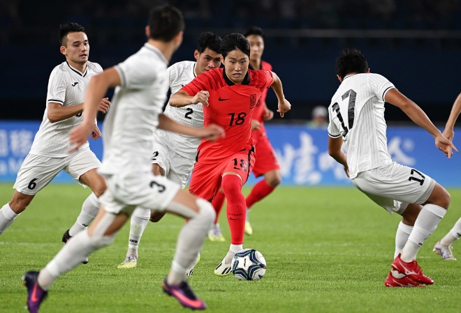 27일 중국 저장성 진화시 스포츠센터 스타디움에서 열린 2022 항저우 아시안게임 남자 축구 16강전 대한민국과 키르기스스탄의 경기에서 이강인이 돌파를 하고 있다. 2023.9.27 진화 오장환 기자