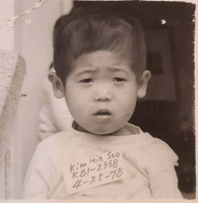 노르웨이 입양 한인 김 토마스 리셍(46·한국명 김민수)씨가 1981년 4월 24일 대전역 대합실에서 발견됐을 당시 모습. 김민수 씨 제공/연합뉴스