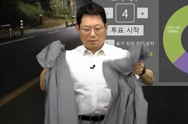 한문철 변호사가 판매하는 ‘반광점퍼’ 실험 장면. 유튜브 ‘한문철TV’ 영상 캡처