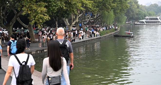 28일 중국 저장성 항저우시 시가구역 서쪽에 위치한 서호에서 항저우 시민들이  산책을 하고 있다. 서호는 옛 중국 미인인 서기의 이름을 따서 지어진 초대형 인공호수다. 2023.9.28 항저우 오장환 기자