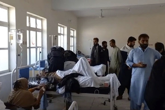 파키스탄 남서부 마스퉁의 이슬람 사원 근처에서 29일(현지시간) 자살폭탄 테러가 발생,  병원으로 옮겨진 부상자들이 치료를 받고 있다. 지구 경찰서 제공 AP 연합뉴스