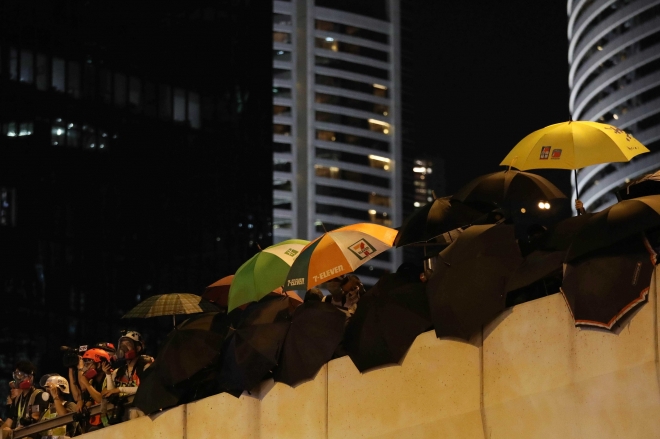 ‘우산 혁명’ 5주년인 2019년 9월 28일(현지시간) 홍콩 시위대가 정부청사 인근 도로에서 우산을 쓴 채 경찰과 대치하고 있다. 2019.9.28 홍콩 홍윤기 기자