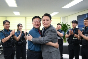 명절에도 못 쉬는 경찰관·소방관… 尹대통령이 격려했다