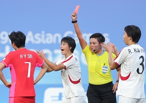 한국 여자축구 대표팀의 손화연이 30일 중국 원저우 스포츠센터 스타디움에서 열린 2022 항저우아시안게임 여자축구 북한과의 8강전에서 경고 누적으로 퇴장당하고 있다. 항저우 연합뉴스