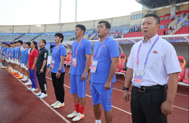 30일 중국 원저우 스포츠센터 스타디움에서 열린 2022 항저우 아시안게임 여자축구 8강전 한국과 북한의 경기. 북한 여자축구 대표팀 리유일 감독이 국가를 부르고 있다. 2023.9.30 연합뉴스