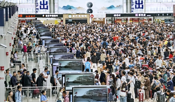 중국 황금연휴 직적인 지난달 28일 베이징 남역에서 승객들이 열차를 이용하고자 길게 줄을 서 있다. 베이징 신화 연합뉴스