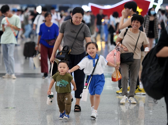 중국 황금연휴 직전인 지난달 28일 광둥성 선전 남역에서 아이들이 신이 나 걸어나고 있다. 선전 신화 연합뉴스