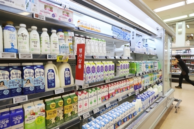 지난달 17일 서울의 한 대형할인점 냉장고에 진열된 흰 우유. 앞서 낙농진흥회는 지난 8월 마시는 우유용 원유 기본가격을 지난해 대비 88원(8.8%) 오른 1084원으로 결정했다. 연합뉴스