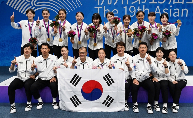 1일 중국 항저우 빈장체육관에서 항저우 아시안게임 배드민턴 여자 단체 시상식을 마친 대한민국 선수들과 코치진이 기념촬영을 하고 있다. 이날 대한민국은 중국을 꺾고 금메달을 차지했다. 2023.10.1 항저우 오장환 기자