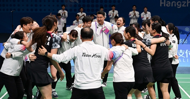 1일 중국 항저우 빈장체육관에서 열린 항저우 아시안게임 배드민턴 여자 단체 결승전 대한민국과 중국의 경기에서 금메달을 결정지은 대한민국 선수들이 기뻐하고 있다. 2023.10.1 항저우 오장환 기자