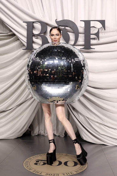 코코 로샤가 30일(현지시간) 프랑스 파리에서 열린 비즈니스 오브 패션(BOF) 500 갈라에 참석해 포즈를 취하고 있다.<br>AP 연합뉴스