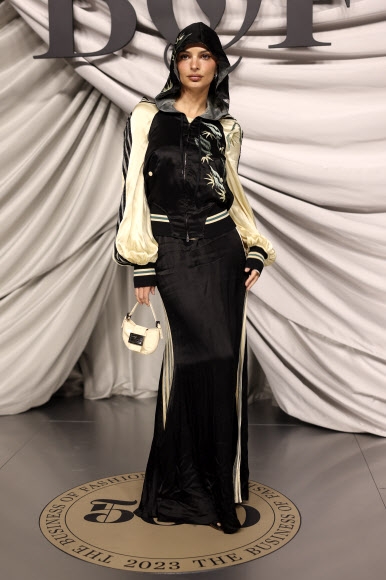 에밀리 라타이코프스키가 30일(현지시간) 프랑스 파리에서 열린 비즈니스 오브 패션(BOF) 500 갈라에 참석해 포즈를 취하고 있다.<br>AP 연합뉴스