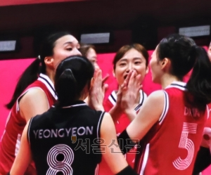 네팔과 경기 득점 뒤 기뻐하는 한국 여자 배구대표팀 선수들