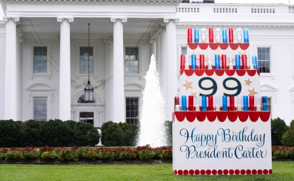 미국 워싱턴DC 백악관에 설치된 지미 카터 99세 생일 축하 전시물.  AFP 연합뉴스
