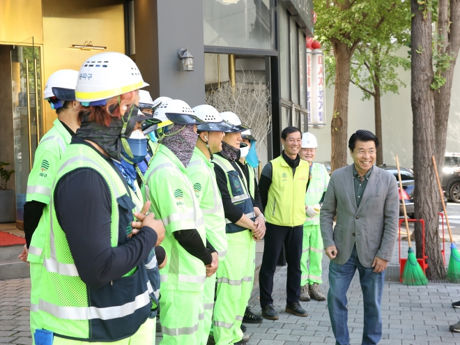 서강석(오른쪽) 서울 송파구청장이 2일 가락동 현장에서 연휴 동안 쾌적한 길거리 환경이 유지될 수 있도록 수고한 환경공무관들을 만나 감사의 인사를 전하고 있다. 송파구 제공