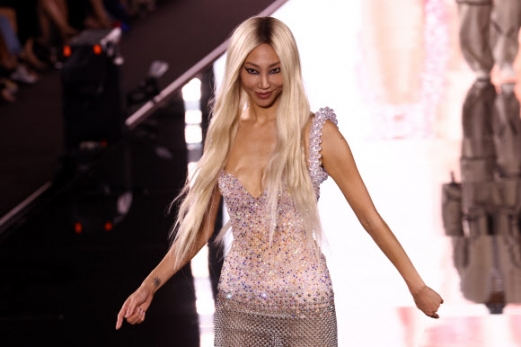South Korean model Soo Joo Park presents a creation during the Spring/Summer 2024 Womenswear collection for  L‘Or?al Paris during the Paris Fashion Week, near Eiffel Tower, in Paris, France, 01 October 2023. The presentation of the Women’s Ready-To-Wear collections runs from 25 September to 03 October 2023.  EPA 연합뉴스