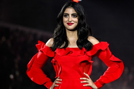 A model presents a creation for L‘Oreal Paris during a show as part of the Paris Fashion Week Womenswear Spring/Summer 2024 in Paris on October 1, 2023. AFP 연합뉴스