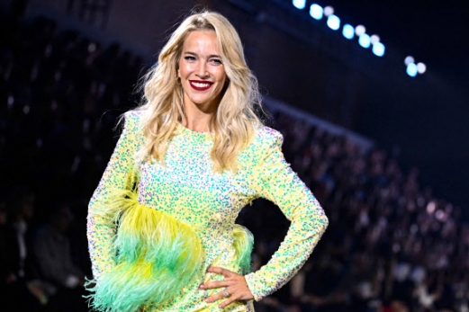 A model presents a creation for L‘Oreal Paris during a show as part of the Paris Fashion Week Womenswear Spring/Summer 2024 in Paris on October 1, 2023. AFP 연합뉴스