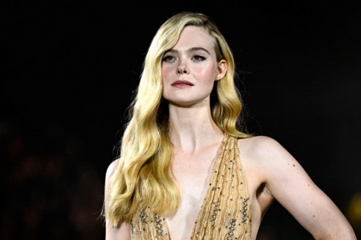 US actress Elle Fanning presents a creation for L‘Oreal Paris during a show as part of the Paris Fashion Week Womenswear Spring/Summer 2024 in Paris on October 1, 2023. AFP 연합뉴스