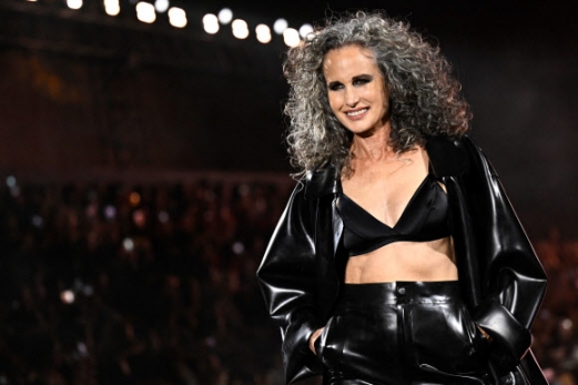 US actress Andie MacDowell presents a creation for L‘Oreal Paris during a show as part of the Paris Fashion Week Womenswear Spring/Summer 2024 in Paris on October 1, 2023. AFP 연합뉴스