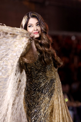 Model Aishwarya Rai Bachchan presents a creation during a public show named “Walk Your Worth” organised by French cosmetics group L‘Oreal near the Eiffel Tower as part of Paris Fashion Week, in Paris, France, October 1, 2023. REUTERS 연합뉴스