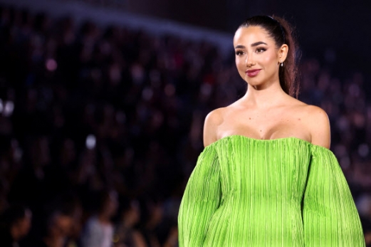 Lola Moreno presents a creation during a public show named “Walk Your Worth” organised by French cosmetics group L‘Oreal near the Eiffel Tower as part of Paris Fashion Week, in Paris, France, October 1, 2023. REUTERS 연합뉴스