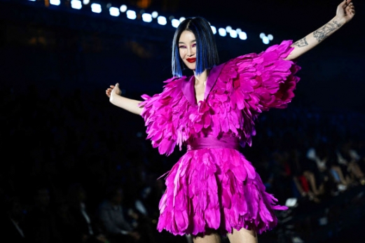 A model presents a creation for L‘Oreal Paris during a show as part of the Paris Fashion Week Womenswear Spring/Summer 2024 in Paris on October 1, 2023. AFP 연합뉴스