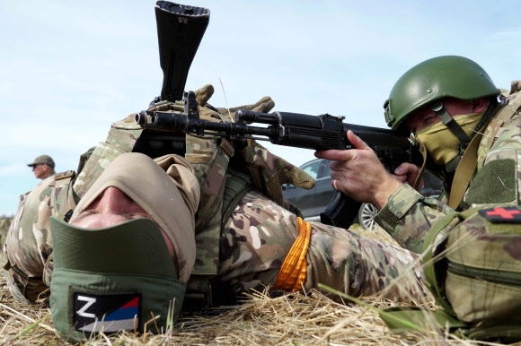 지난 1일 러시아 남부 로스토프 지역에서 장병들이 군사 훈련을 펼치고 있다. AFP 연합뉴스