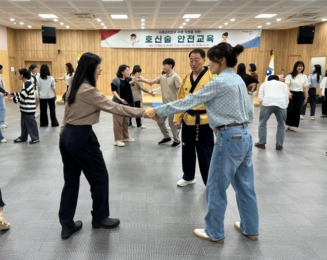 서울 영등포구 사회복지 담당 직원들이 지난달 26일 실시된 호신술 안전교육에서 위기상황에서 벗어나는 탈출법을 실습하고 있다. 영등포구 제공