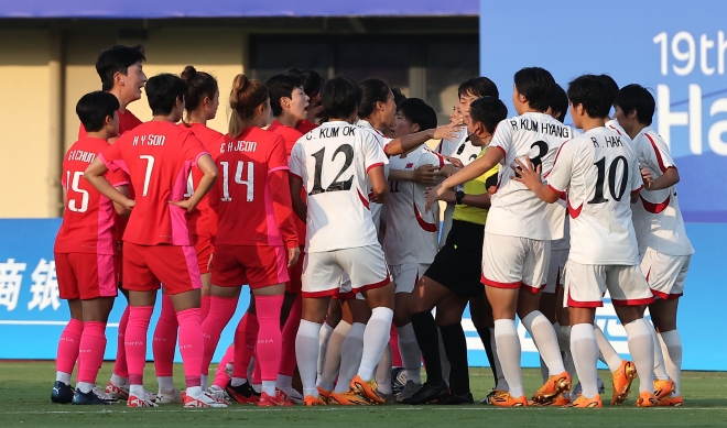 지난달 30일 중국 원저우 스포츠센터 스타디움에서 열린 2022 항저우아시안게임 여자축구 한국과 북한의 8강전에서  지소연에 대한 북한 선수의 반칙 이후 양 팀 선수들이 신경전을 벌이고 있다. 연합뉴스