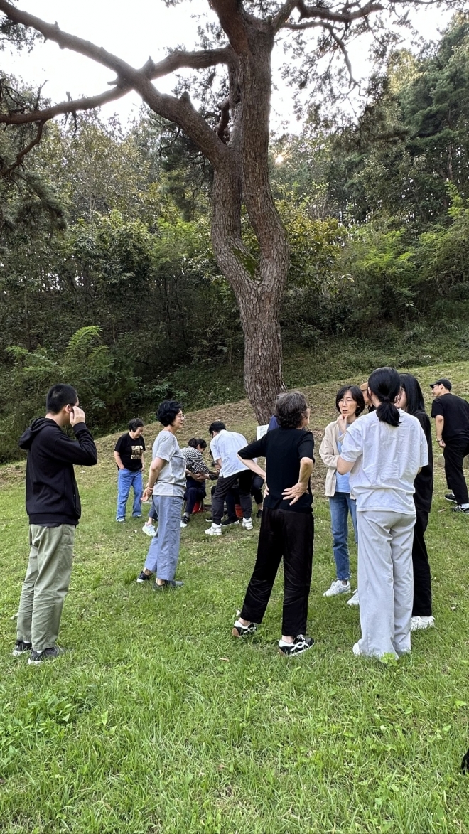정경숙씨가 2012년 경북 안동에 조성한 가족 자연장지에서 가족들이 조상을 추모하며 담소를 나누는 모습. 정경숙씨 제공