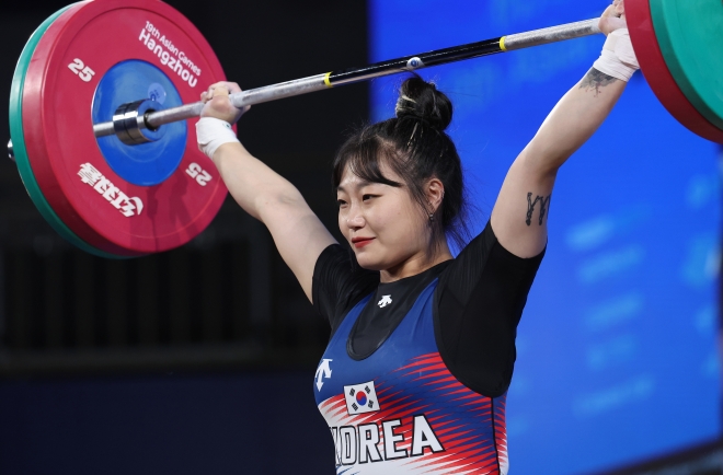 2일 중국 저장성 항저우 샤오산 스포츠센터에서 열린 항저우 아시안게임 역도 여자 64㎏급 A그룹 경기 인상 1차 시기에서 한지안이 바벨을 들어올리고 있다. 2023.10.2 연합뉴스