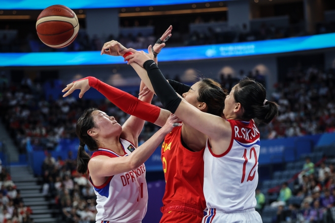 3일 열린 2022 항저우아시안게임 농구 여자부 준결승전 북한과 중국의 경기. 중국이 100-44로 대승했다. 신화 연합뉴스