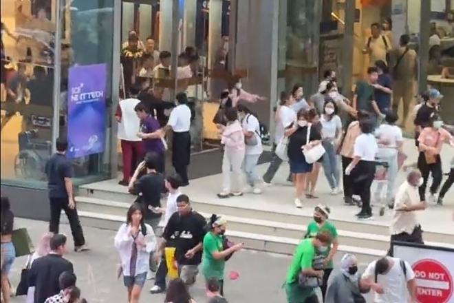 3일(현지시간) 총기난사 사건이 발생한 태국 수도 방콕의 유명 쇼핑몰 시암 파라곤에서 쇼핑몰 방문객들이 건물 밖으로 대피하는 모습이 담긴 엑스(옛 트위터)에 공유된 영상 한 장면. 2023.10.3 AFP 연합뉴스