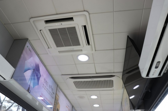 냉난방기와 시정홍보단말기, 공기청정기 등이 설치된 ‘행복 승강장’ 내부. 대구시 제공