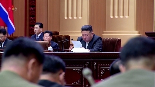 북한은 지난 26~27일 평양 만수대의사당에서 김정은 국무위원장이 참석한 가운데 열린 최고인민회의 제14기 제9차 회의에서 핵무력강화정책을 헌법에 명시하는 문제를 채택했다. 연합뉴스
