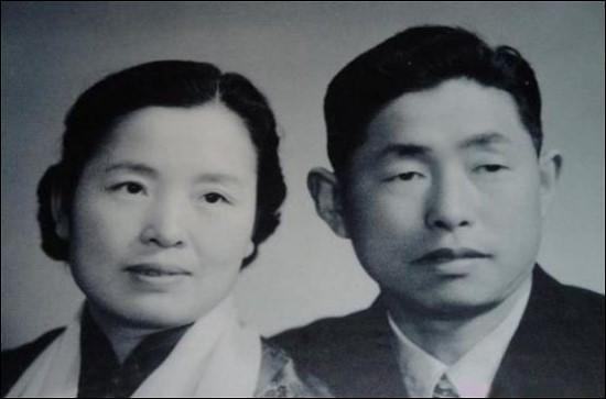 정율성(오른쪽)과 딩쉐숭 부부의 사진