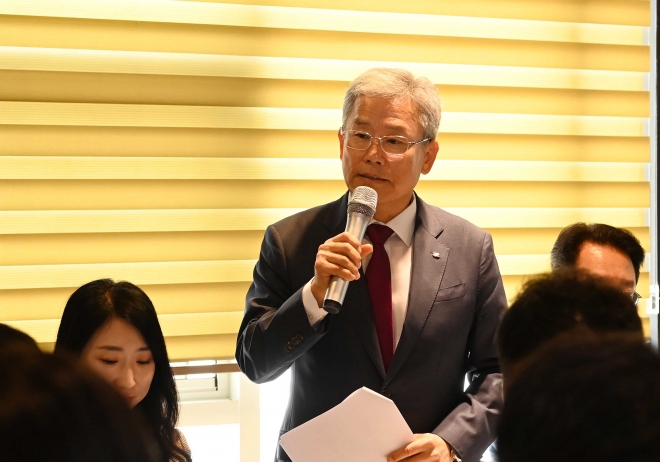 김동철 한국전력 사장이 4일 세종시의 한 음식점에서 열린 기자간담회에서 전기요금에 대해 설명하고 있다. 한전 제공