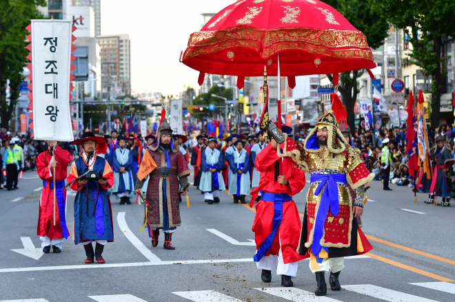 서울시와 경기도 수원·화성시가 함께 여는 ‘정조대왕 능행차 공동재현’ 행사에서 정조대왕 능행차가 장안문에 입성한 모습을 재현하고 있다. 서울시 제공