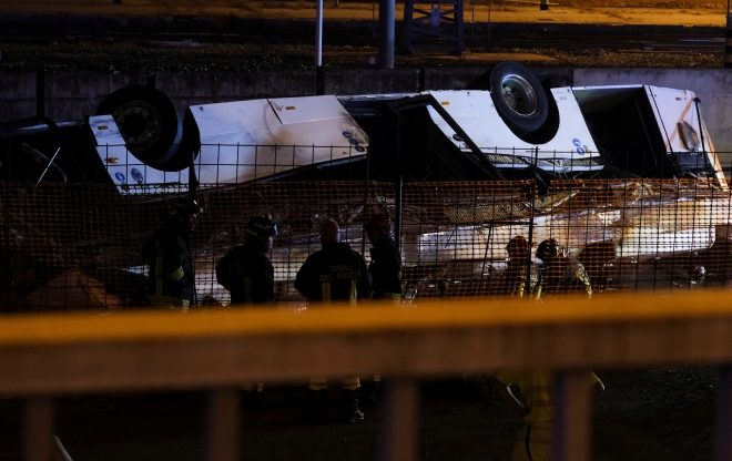 3일(현지시간) 이탈리아 북부 베네치아 메스트레역 인근 고가도로에서 추락사고로 관광버스가 전복되면서 최소 21명이 숨지자 구급대원들이 구조활동을 펼치고 있다. 메스트레 로이터 연합뉴스