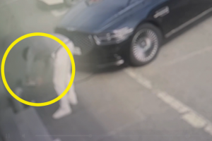 편의점 입구에 커피 쏟아 버린 손님 “어차피 비 오면 다 쓸려가잖냐”