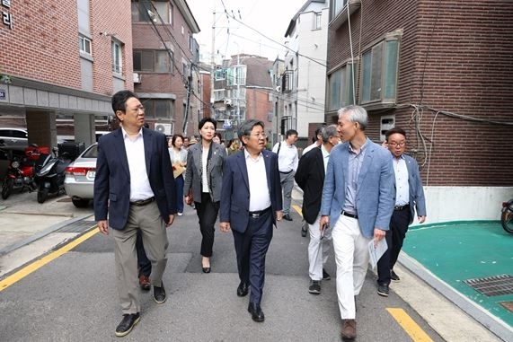 목2동 523번지 일대를 둘러보는 최재란 의원(둘째줄 왼쪽 두 번째)