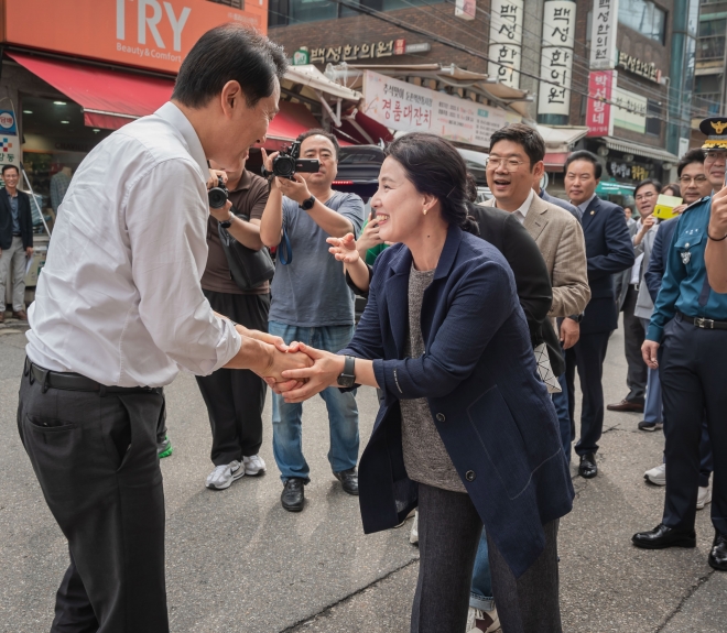 추석을 앞둔 지난달 28일 이수희(오른쪽) 서울 강동구청장이 둔촌역전통시장을 찾은 오세훈(왼쪽) 서울시장을 만나 지역의 숙원 사업을 요청하고 있다. 강동구 제공