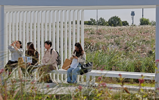 5일 서울 마포구 하늘공원에서 열린 2023 서울정원박람회 프레스투어에서 작가정원의 ‘하늘 파빌리온_하늘, 바람, 풀 그리고 정원을 품다’ 작품이 소개되고 있다. 2023.10.5  연합뉴스