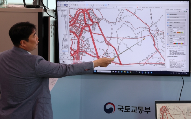 박상훈 경동엔지니어링 이사가 5일 오전 세종시 정부세종청사 국토교통부에서 열린 서울-양평 고속도로 대안노선(강상면 종점) 비용-편익(B/C) 분석 결과 브리핑에 앞서 교통량 예측분석 시연을 하고 있다. 2023.10.5. 연합뉴스