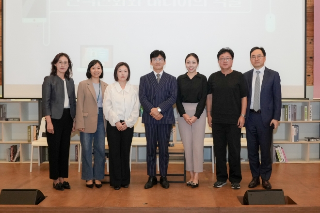 5일 서울 중구 커뮤니티하우스 마실에서 ‘결혼·출산에 대한 인식변화와 미디어의 역할’이라는 주제로 열린 간담회에서 참석자들이 사진을 찍고 있다. 저출산고령사회위원회 제공