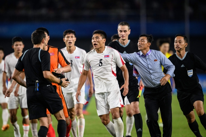 지난 1일 북한과 일본의 남자 축구 8강전에서 북한 선수들은 패배가 확정되자 단체로 주심을 향해 달려가 팔로 밀치는 등 거세게 항의했다. AFP 연합뉴스