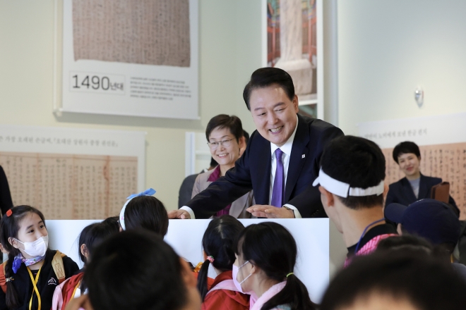 윤석열 대통령이 5일 용산구 국립한글박물관을 깜짝 방문, 디지털 시각자료 전시실에서 학생들과 대화하고 있다. 대통령실 제공