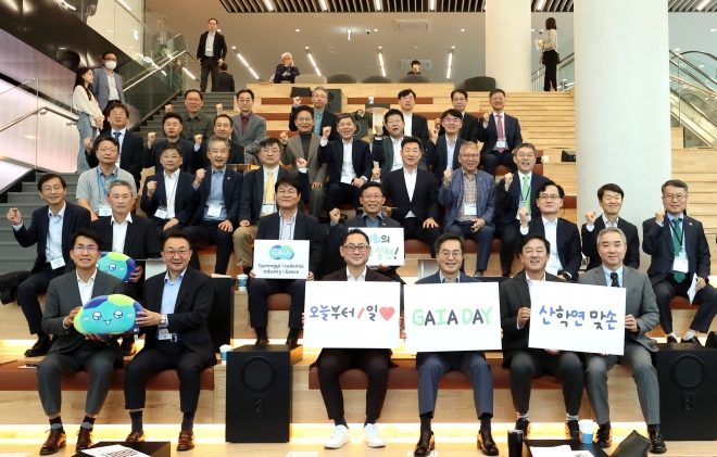 5일 성남시 판교 글로벌비즈니스센터 내 GH기회발전소에서 김동연(앞줄 왼쪽 4번째) 지사와 7개 기관 단체 관계자들이 ‘가이아 데이’첫 행사를 열고 ‘미래성장산업 발전과 육성 지원을 위한 협약’을 체결한후 기념사진을 찍고 있다.  경기도 제공
